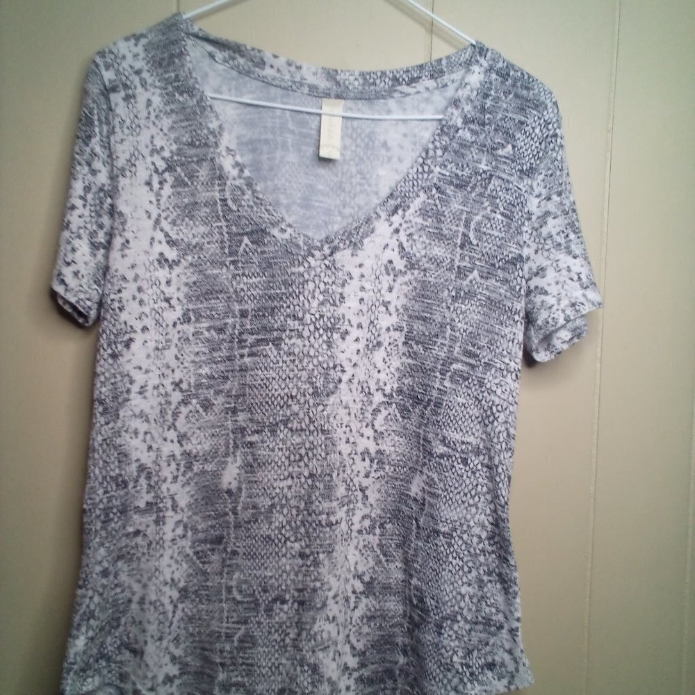 Altar'd State Shirt Blouse S Short Sleeve Gray White
